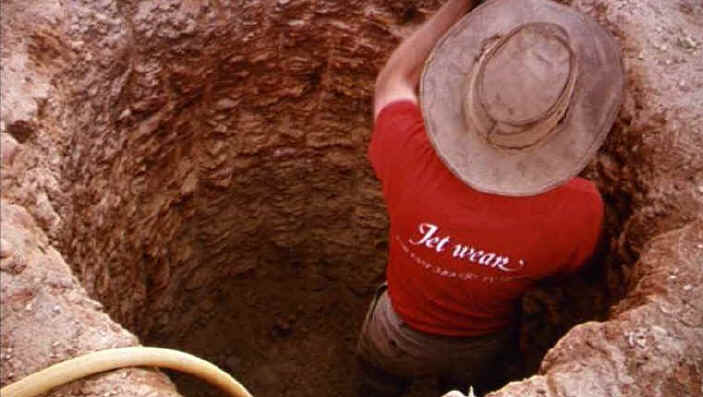 Digging a shaft Yowah Opal Field